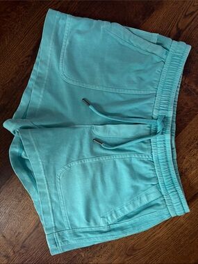 Athleta Farallon Aqua Blue Casual Drawstring Shorts with Pockets Size Small
